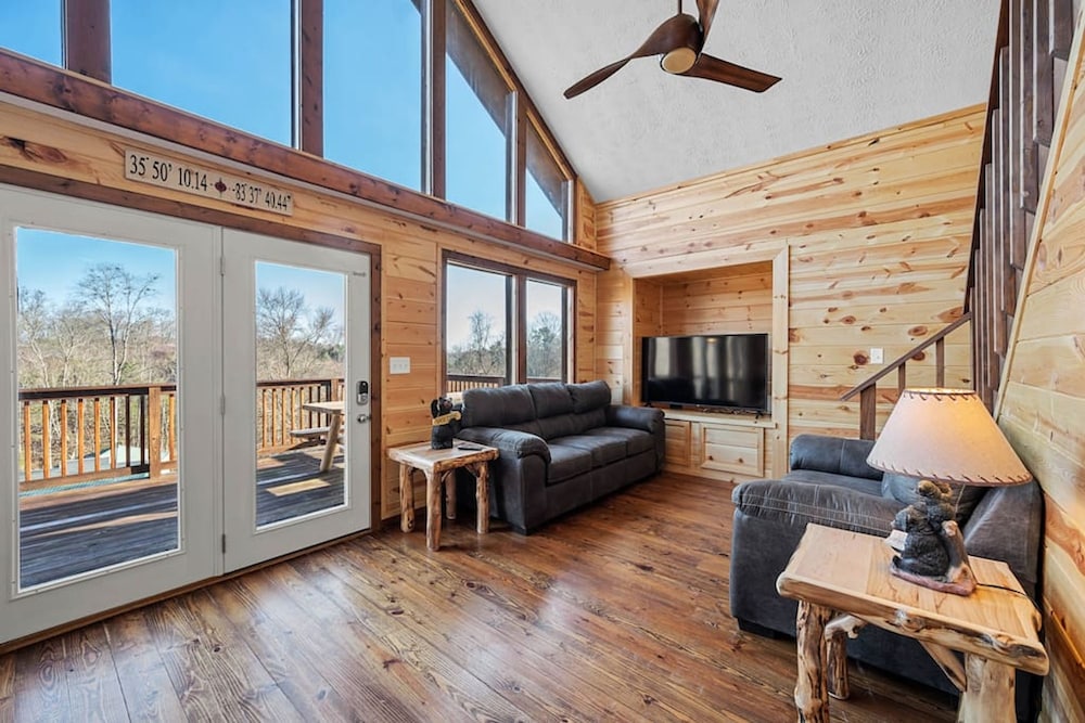 Dog Friendly Views Hot Tub Close to PF Gsmnp