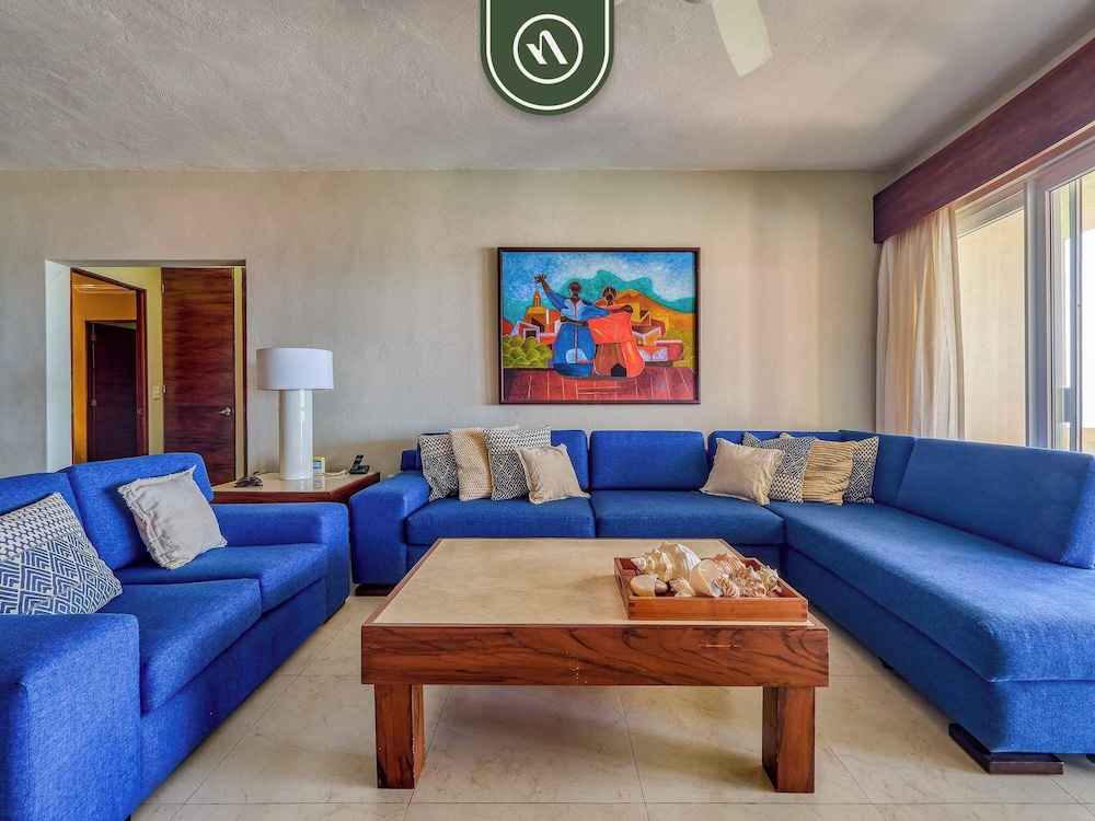 Oceanview 4 BR Condo - Pool - Beach - Terrace