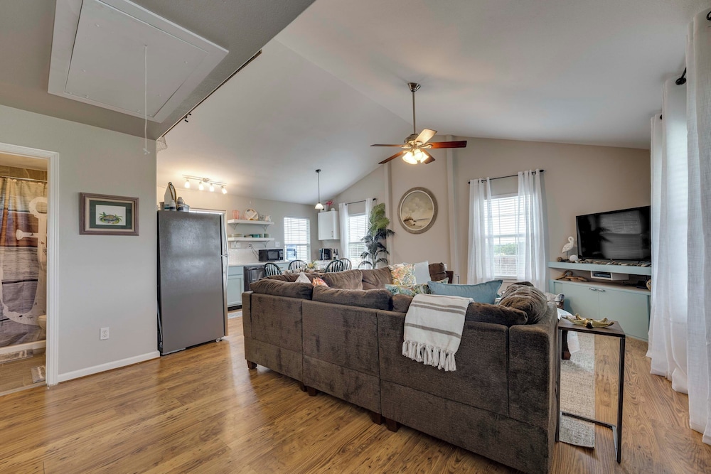 Fish & Boat: Home w/ Spacious Yard in Seadrift