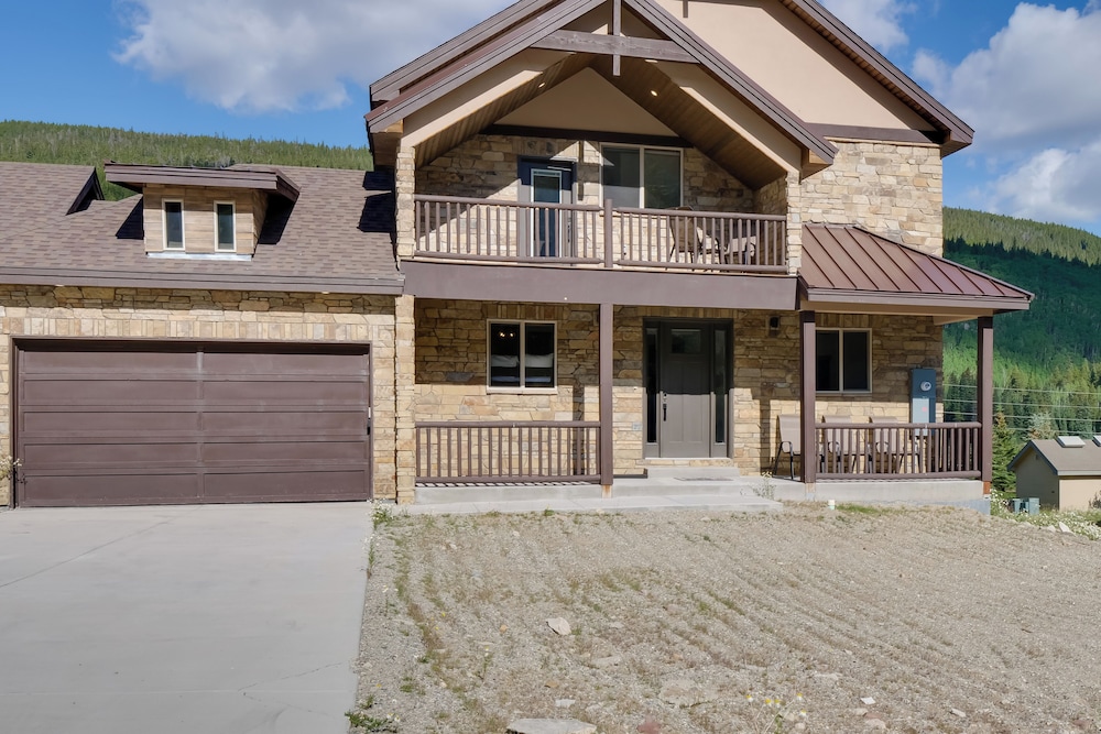 Hot Tub, Pool Table & Fireplaces: Blue River Gem
