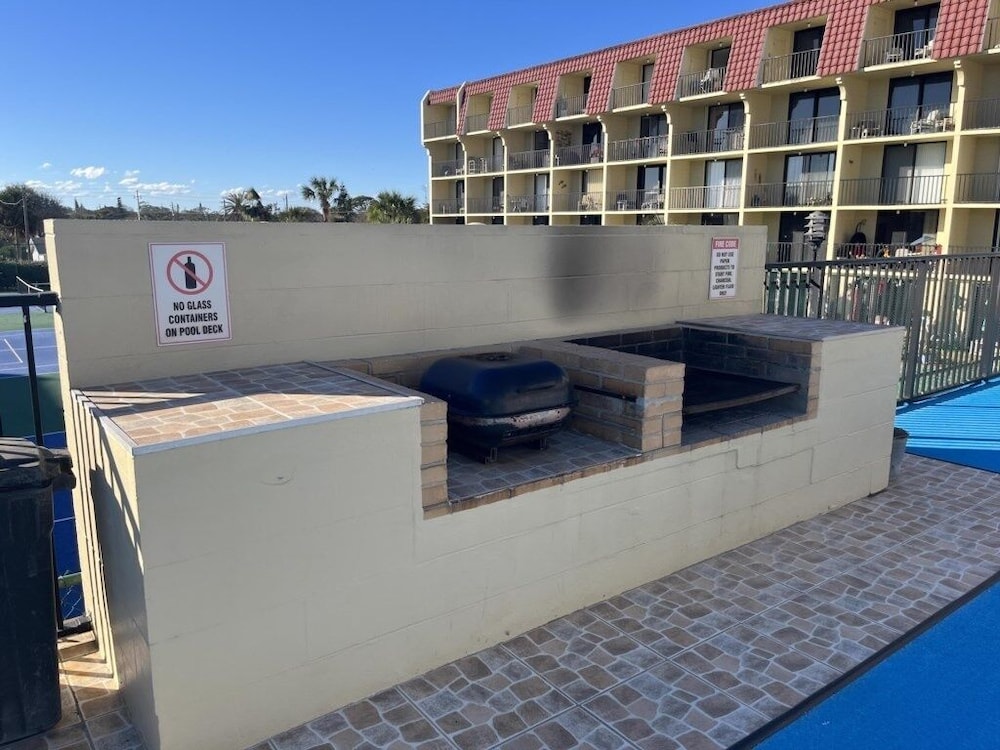 Updated Condo Across The Street From Daytona Beach, Lots Of Amenities 1 Bedroom Condo