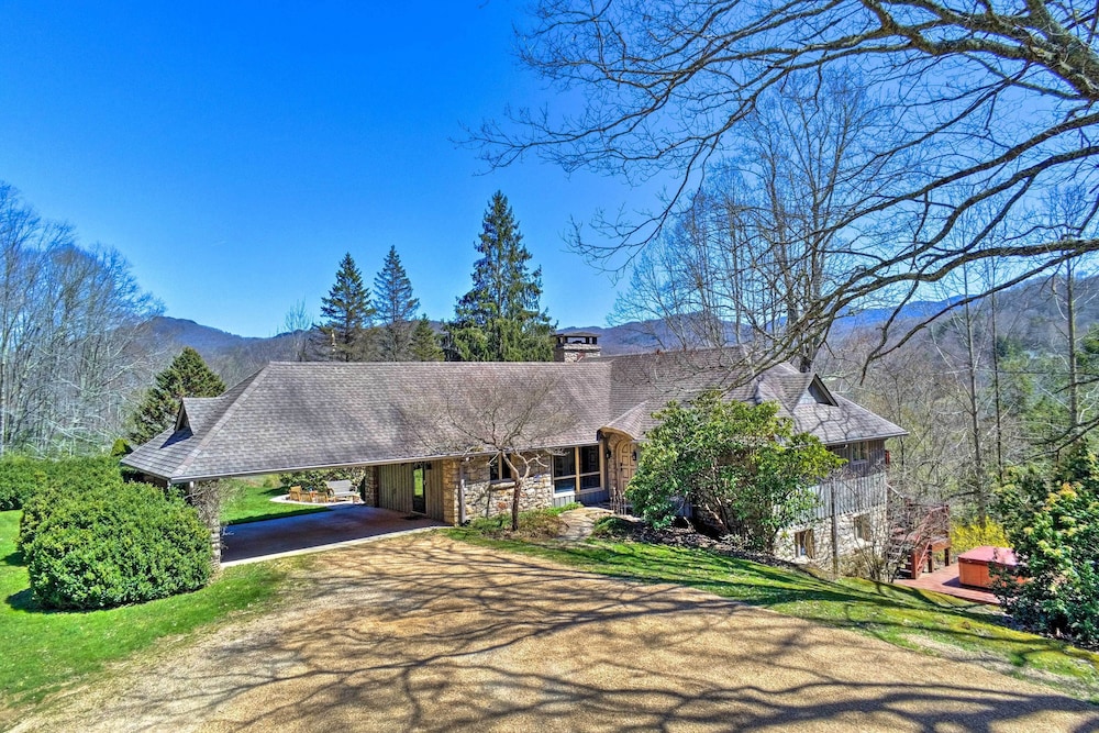 40-acre Ski Retreat w/ Hot Tub in Banner Elk! view 4