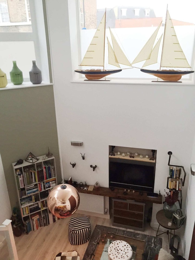 Spacious 1 Bedroom Split Level Old Pub Conversion Tower Bridge