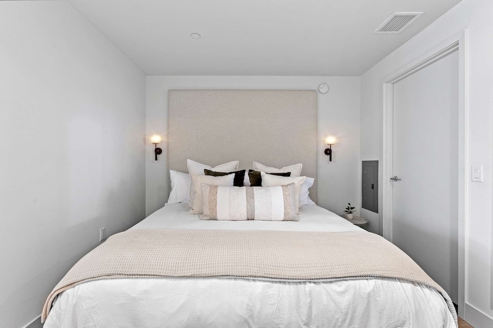 NEW Downtown Luxe King Suite Sauna Pool Access