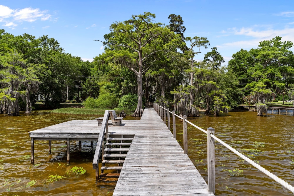 Lake Escape - Lake Waccamaw 7 Bedroom Home