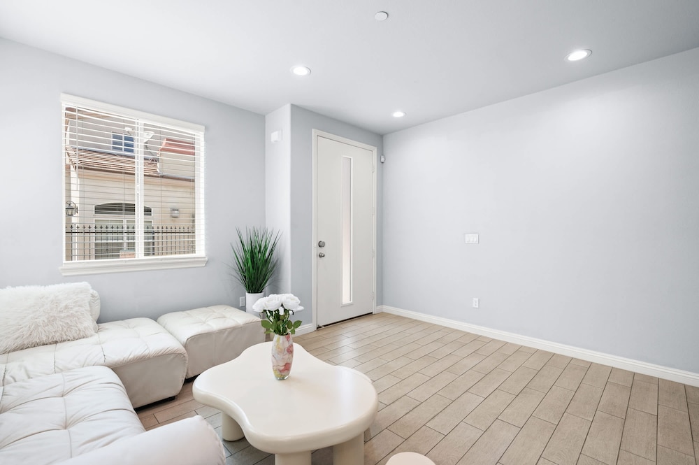 Modern Spacious Home Bright Family Group Friendly