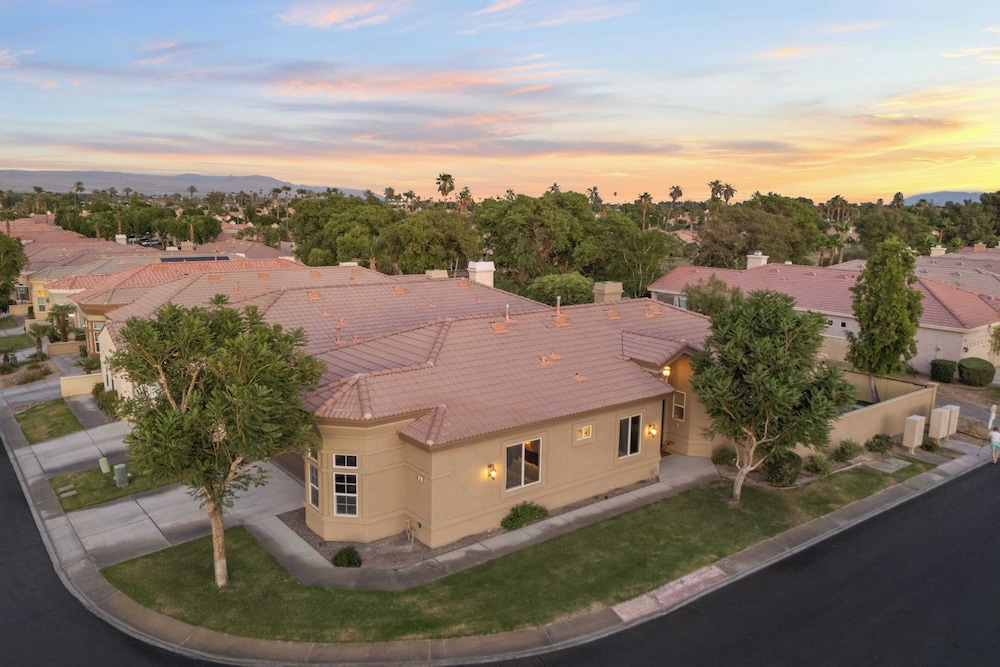 Designer Desert Oasis w/ Pool, Hot Tub, Outdoor Lounge The Riley by Avantstay