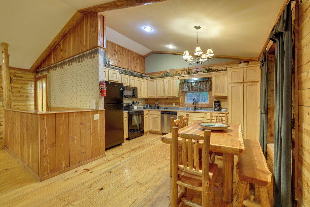 4 Mi to Lake: Wooded Log Cabin in Eureka Springs!