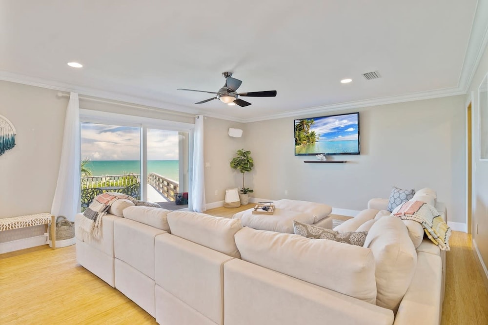 Beach House Mansion- Private Beach Walk Over