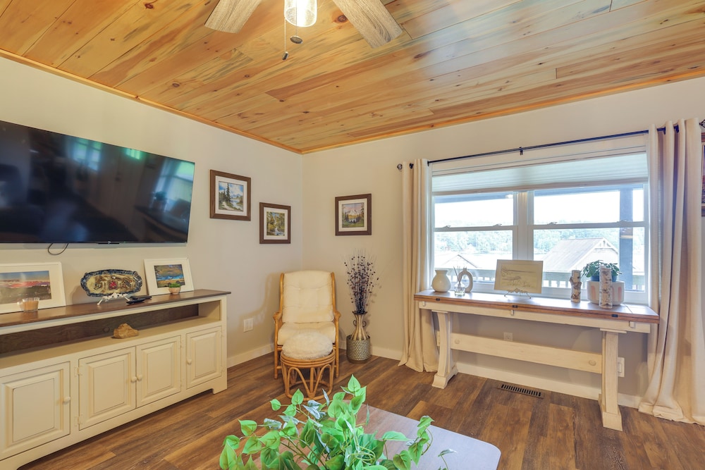 Game Room, Patio & Stunning Views: Lakefront Home!