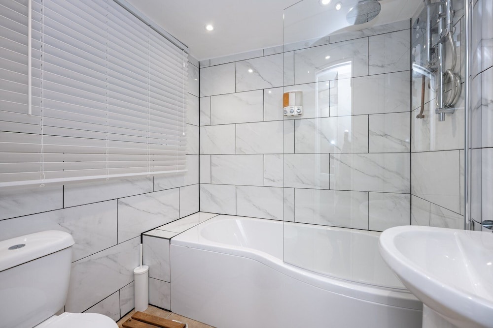 Comfortable 4-bed Home With Free Parking Wales