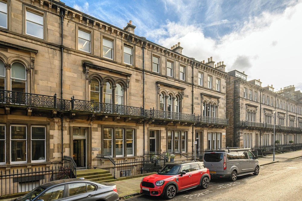 Elegant 3-Bedroom Flat in West End