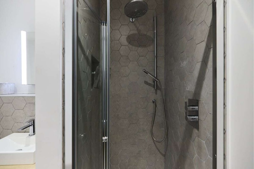 The Putney Hideaway - Modern and Elegant 3bdr Flat With Patio