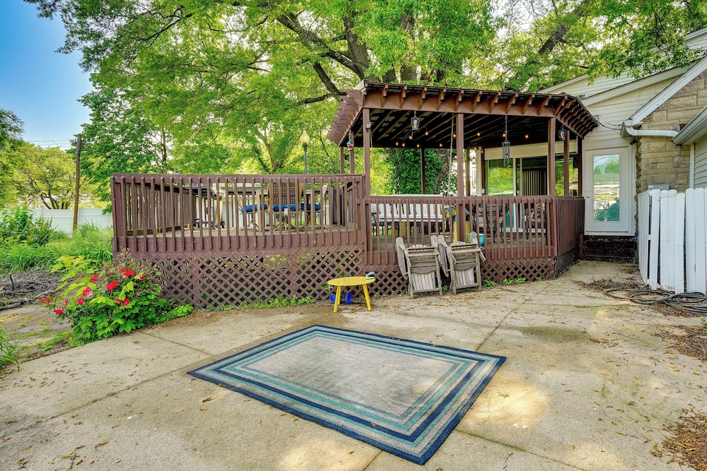 Charming Bardstown Home w/ Deck ~ 1 Mi to Downtown