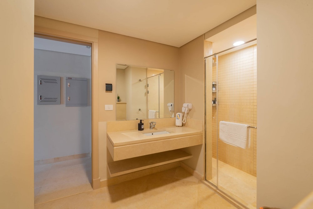 Xuru Stays I Exotic 1bdr w/ Outdoor Terrace Pool & Beach Access