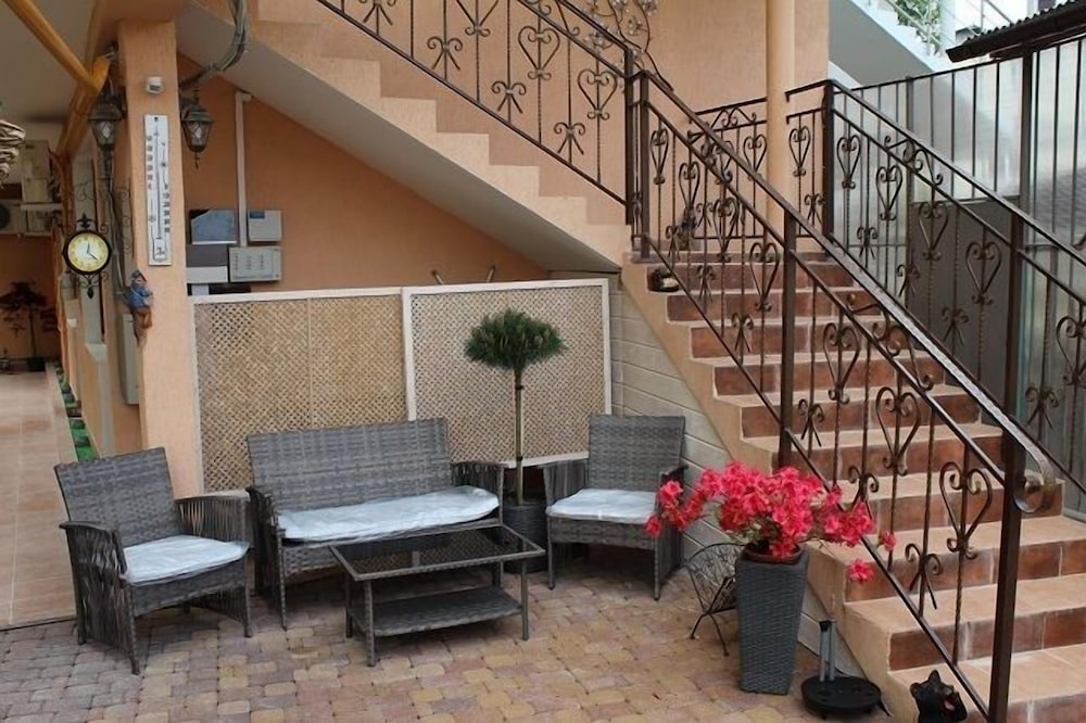 V Gostyah U Julii Guest House