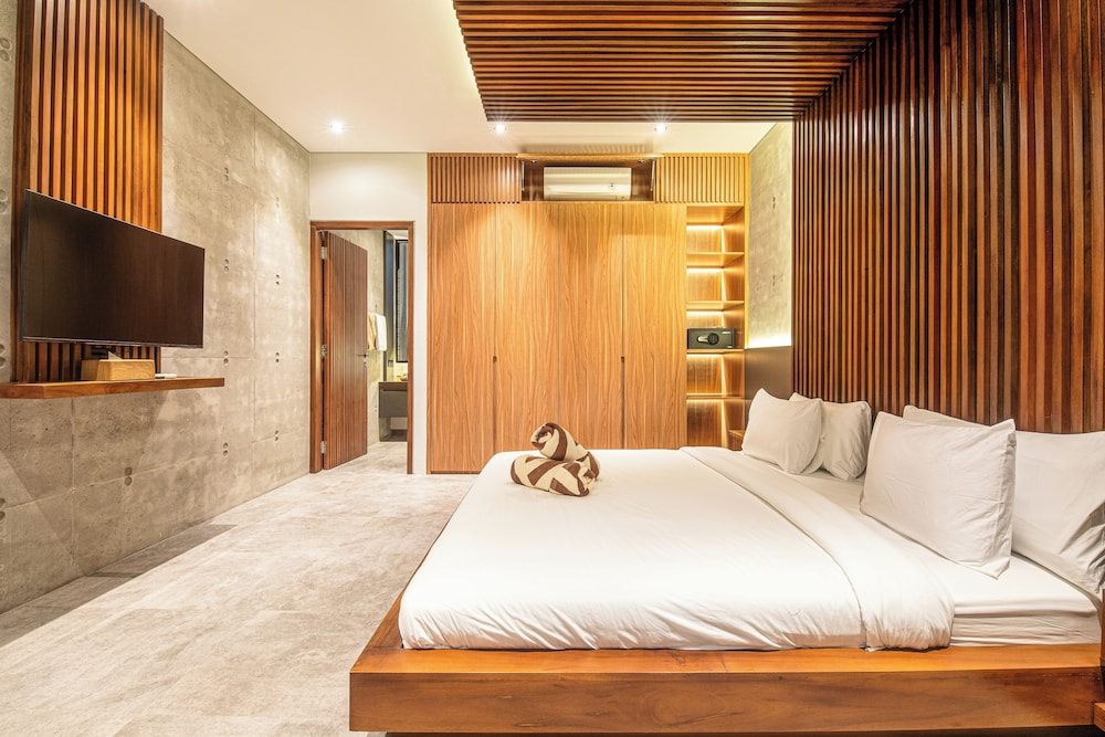 Modern 4BR Canggu Retreat Just 8mins to the Beach