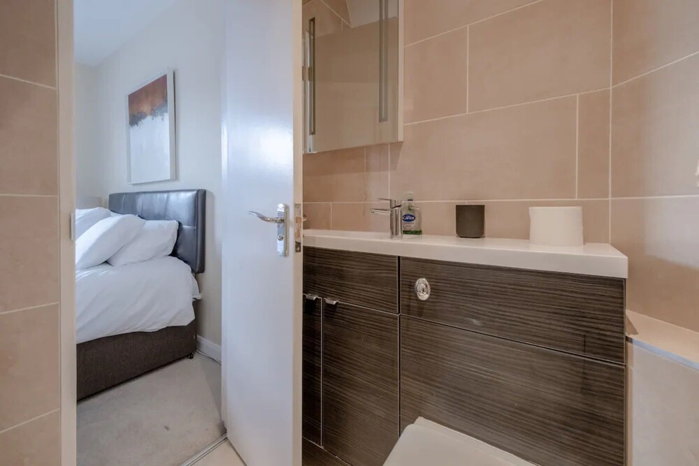 Lovely 2 Bedroom Apartment With Great Transport Links