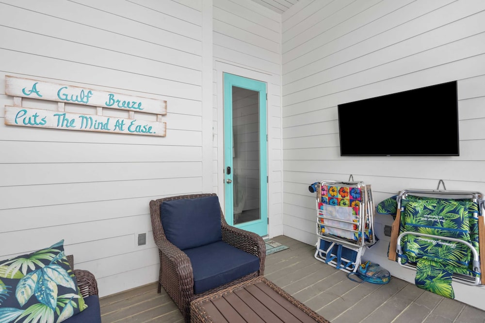 Mins to Beach Access + Pet-friendly + Golf Cart 30A White Sands by Avantstay