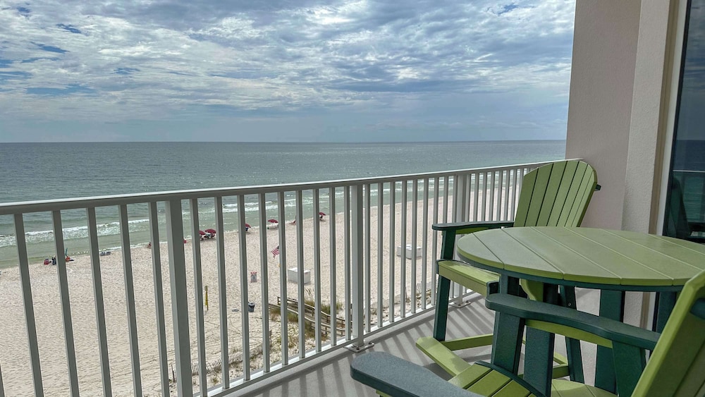 Spacious 3-bedroom Beachfront Condo Pool, Large Balcony