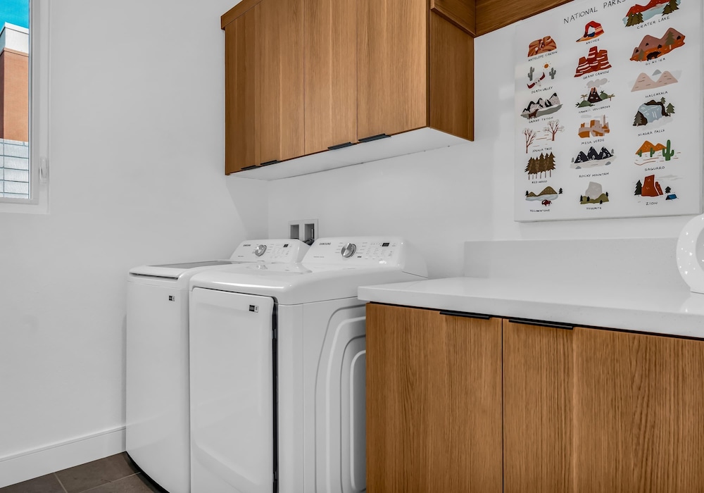 Modern Miralon - Sophisticated Retreat for Up To 5 w/ Resort Amenities