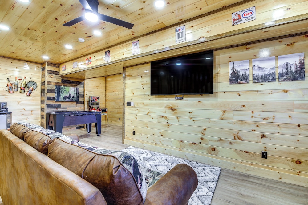 Hot Tub & Spectacular Views: Sevierville Cabin