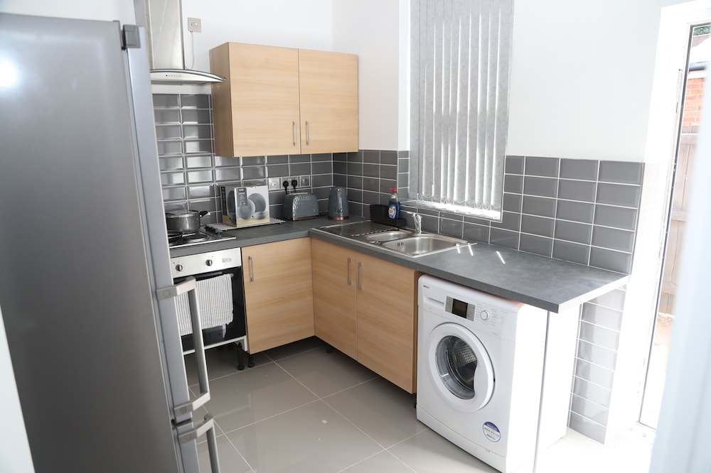 Apt - Sleeps 3 - Parking - Stn Close