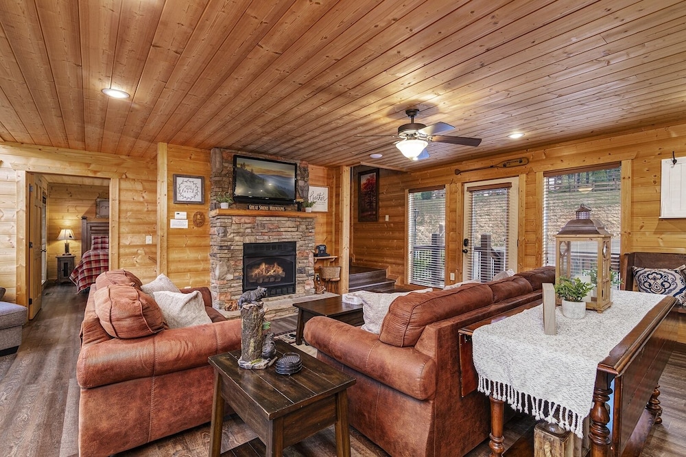 A To Remember - 5 Bedrooms, 5 Baths, Sleeps 18 Cabin by RedAwning
