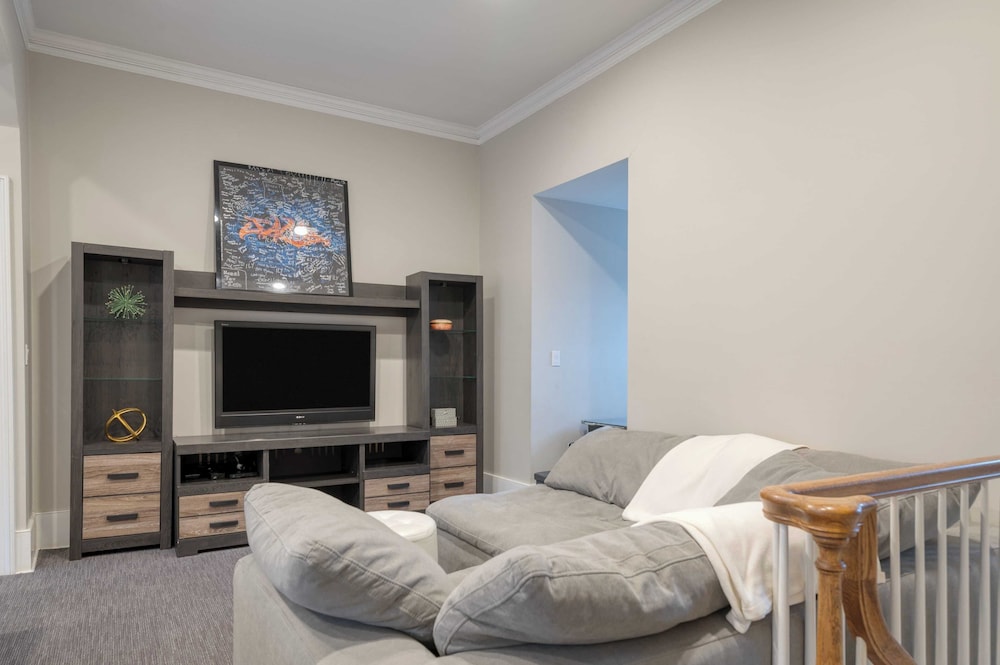Secluded Berkshires Estate + Private Pond/pool,theater, Gym Sunny Pond
