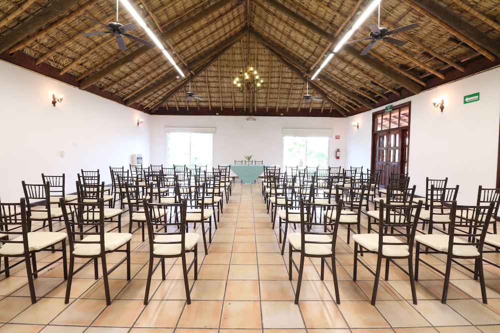 Saltillo Vacations - Hotel Mision Express Saltillo - Property Image 4