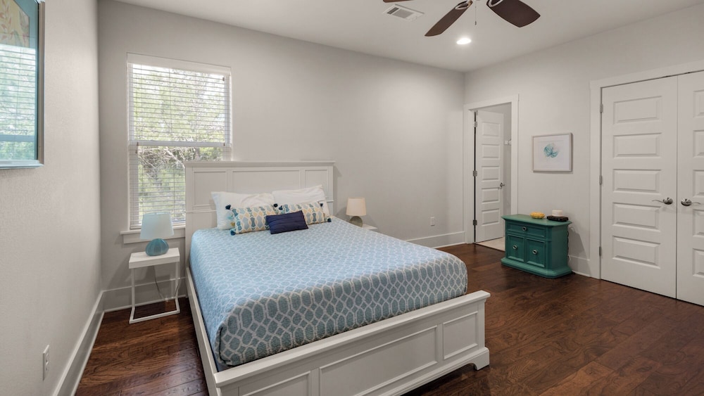 Stunning 4 Bd/4.5 BA - Free Wifi - Easy Walk to Beach