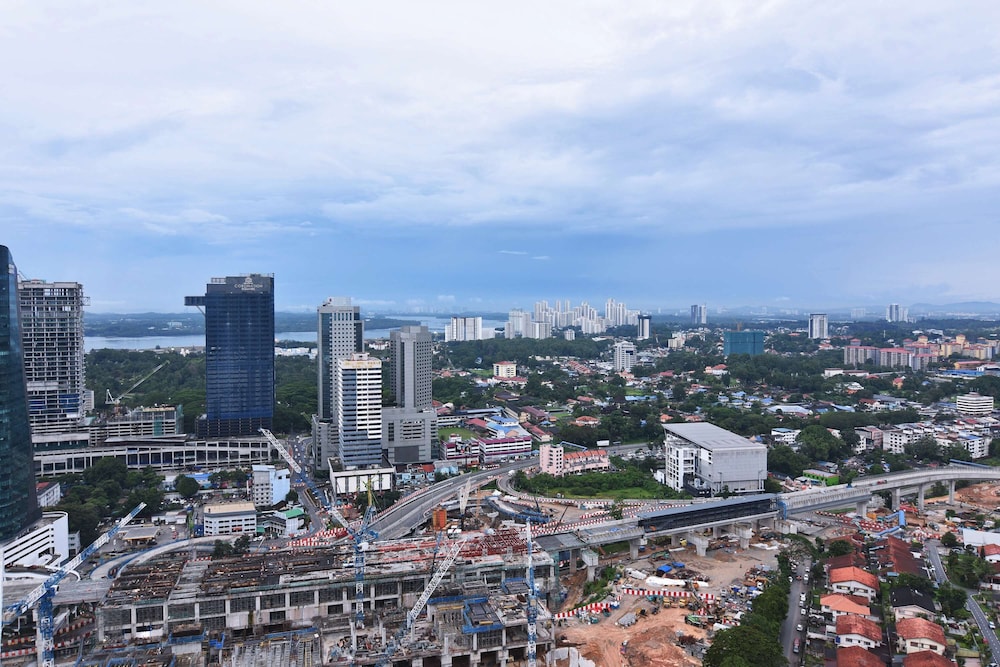 Cozy 1BR Suite at Tritower Steps to JB CIQ
