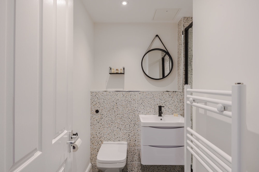 The Vanity Affair - Fitzrovia - by Frankie Says