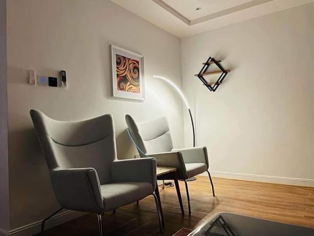 De Palatial Hotel and Apartments