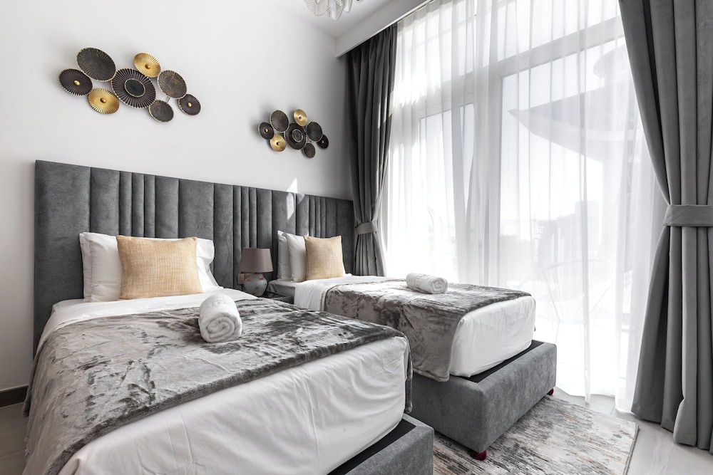 SIMPLY COMFORT Missoni Top Floor with Sea, Canal and Burj Khalifa Views