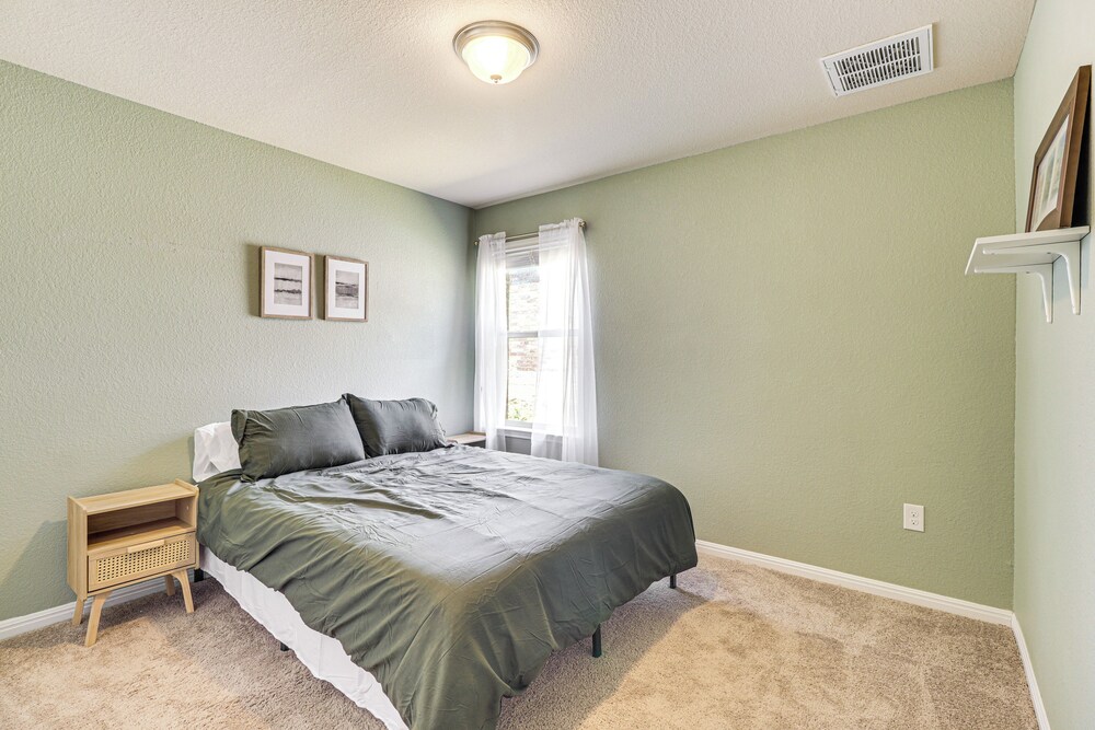 Shop, Dine & Unwind: Pet-friendly Home in Austin!