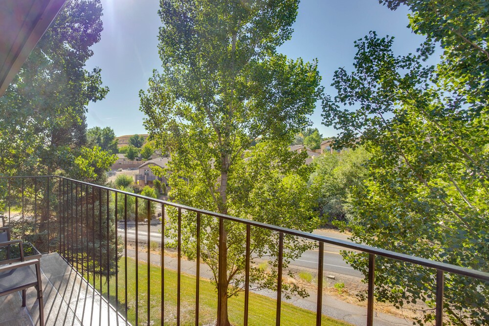 Cozy Colorado Escape - Near Hiking & Skiing! view 5