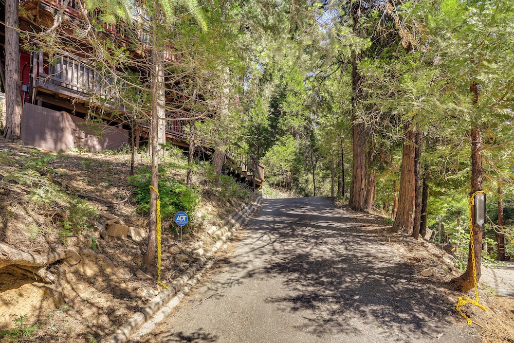 3 Mi to Lake Arrowhead Village: Dog-friendly Cabin