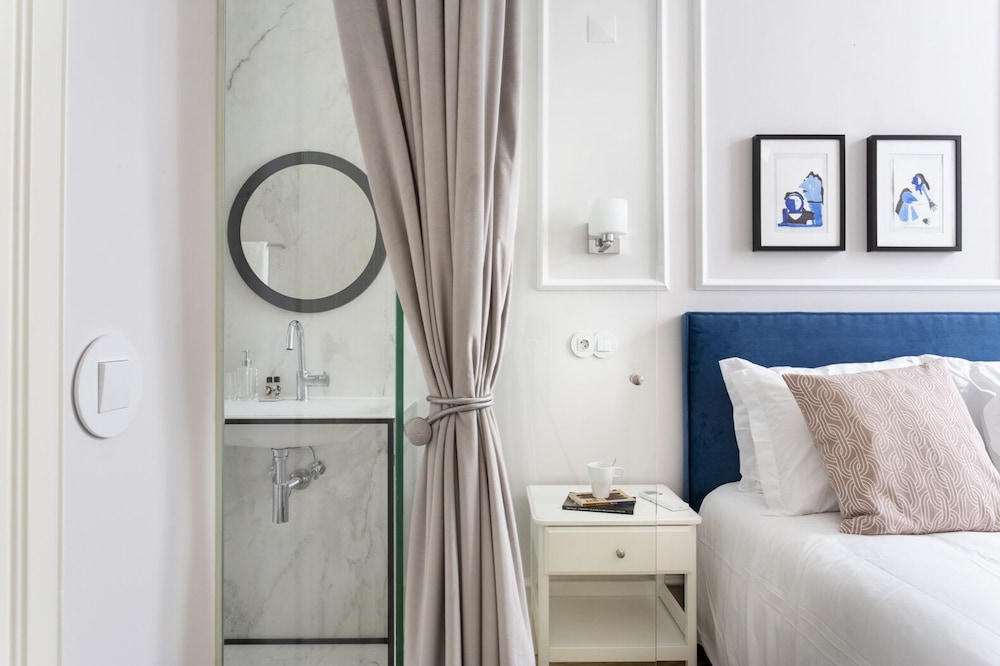 JOIVY Luxurious 2BR Apt w/street view, 2mins to Santa Justa Lift view 5
