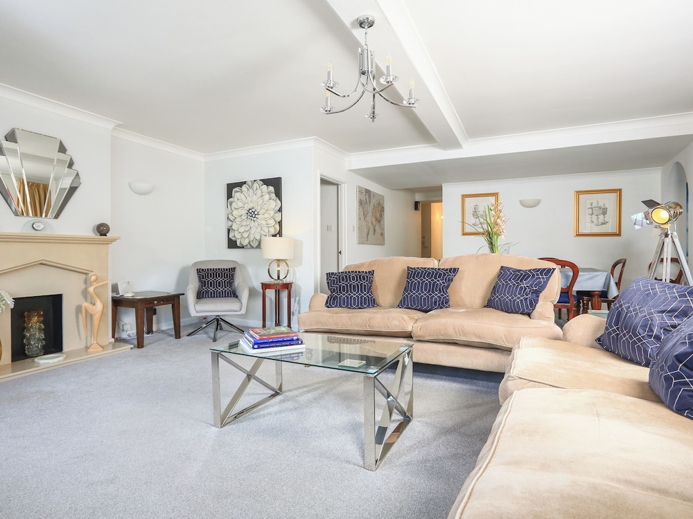 2 Lee Court