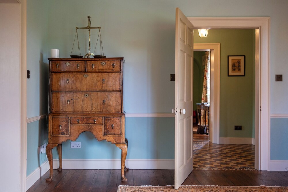 Stunning 4BD Home in Worcestershire