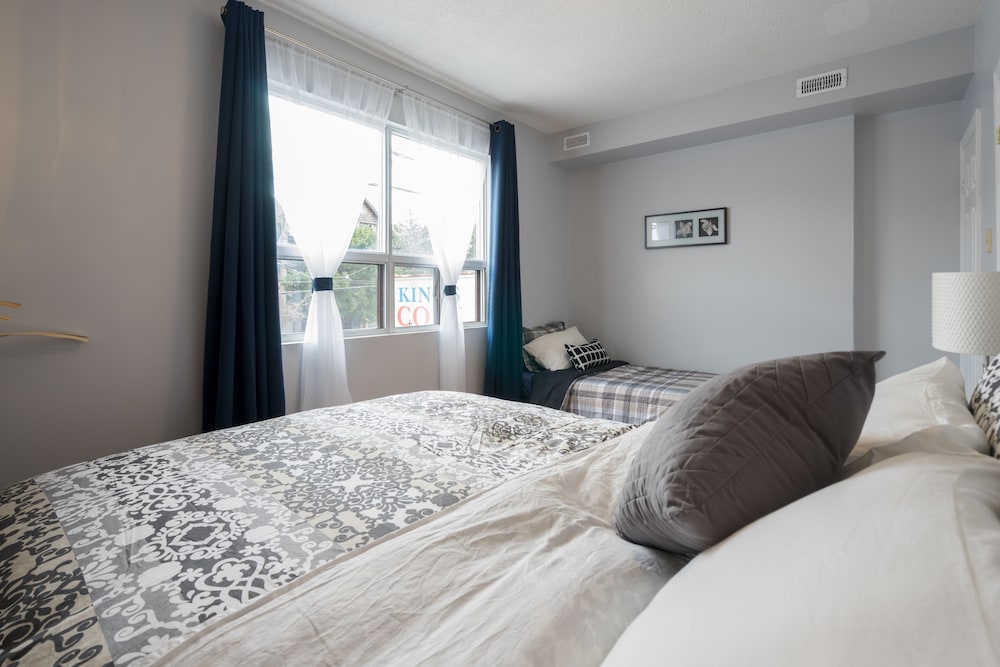 Applewood Suites - 4 BDRM King West - Image 2