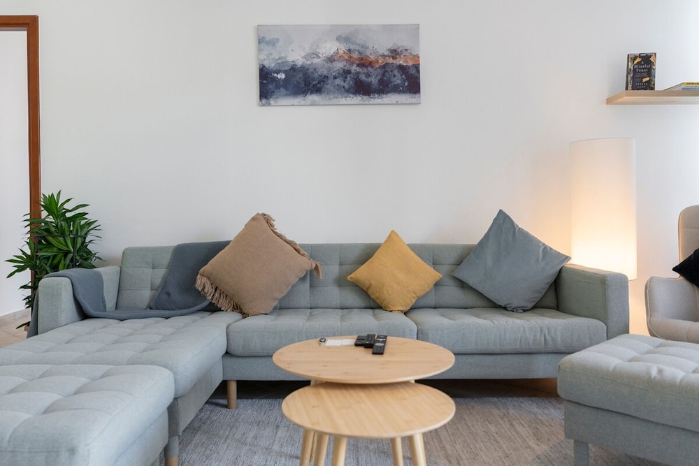 Cozy 1-bedroom Apartment for 5 in Motor City