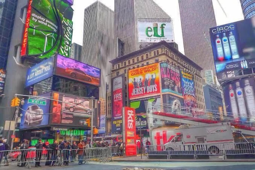 Perfectly Located near Restaurants, Shops, & Sites