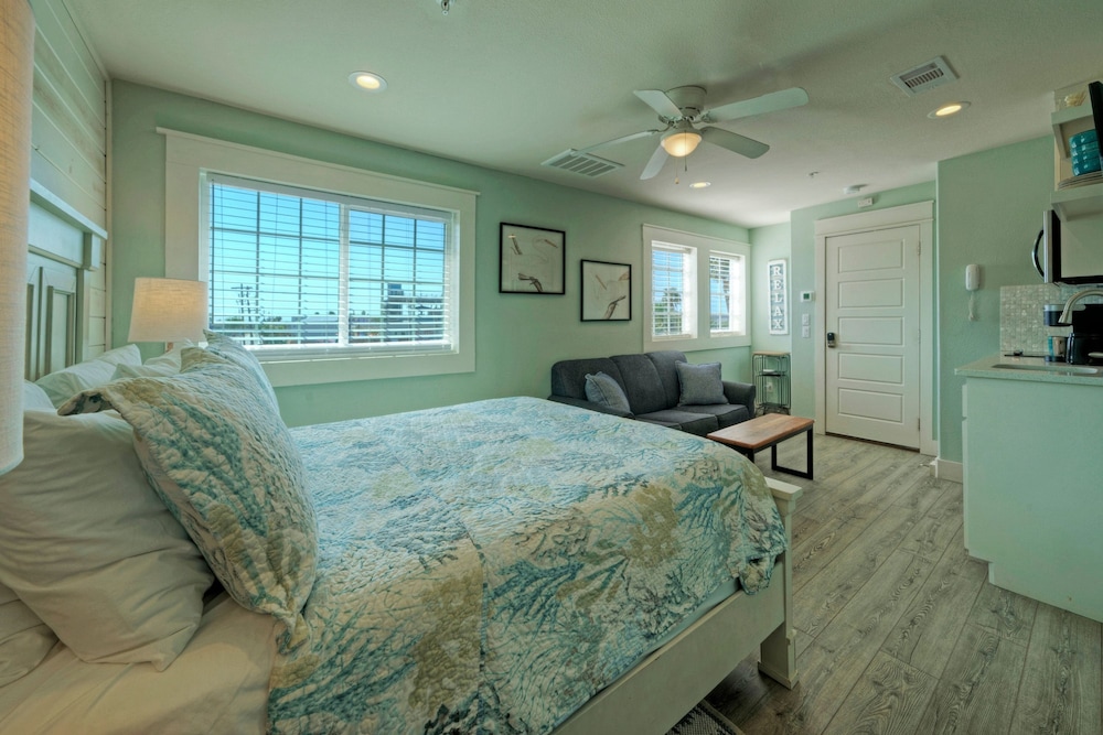 Dolphin at Trout Street Queen Suite w Kitchenette Marina-front Patio
