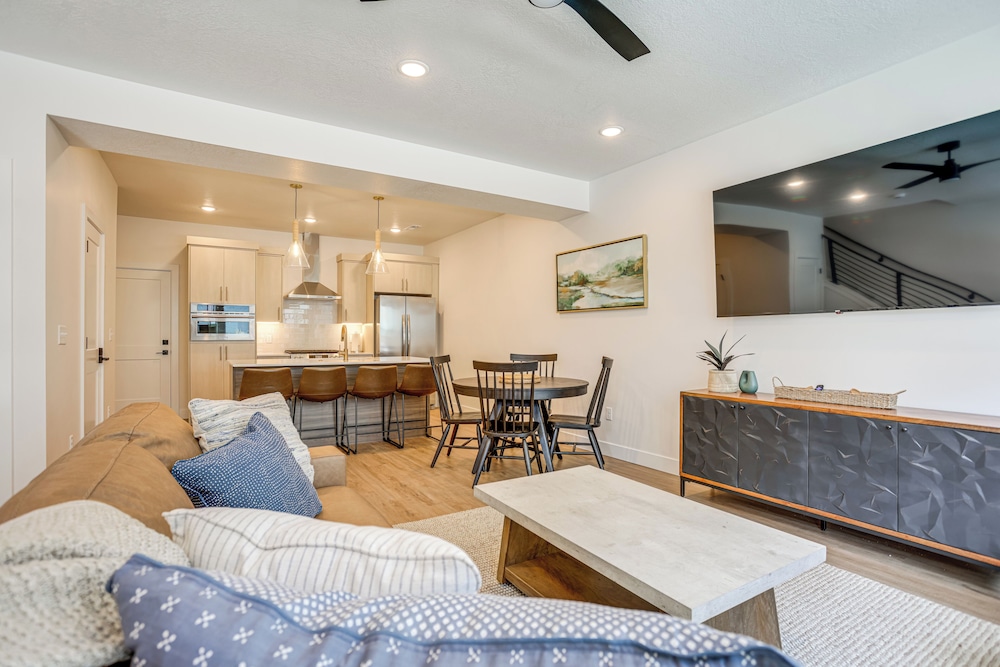 Hike & Ski: Townhome 8 Mi to Dtwn Ogden!