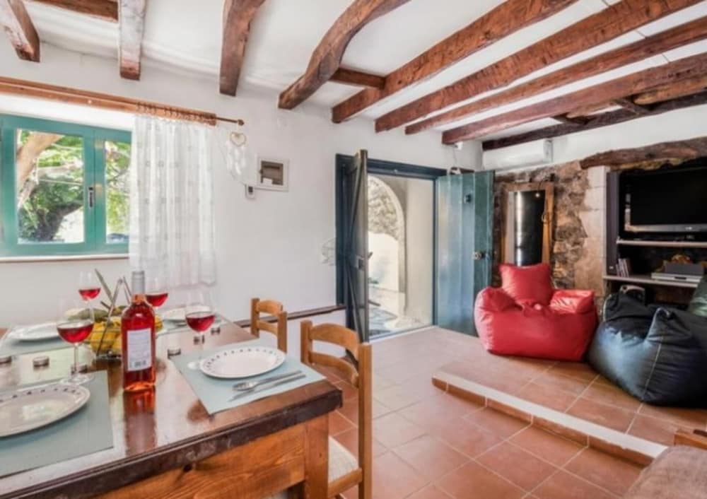 2-bed Home in Kolivata - Sleeps 4 - Wifi - Parking