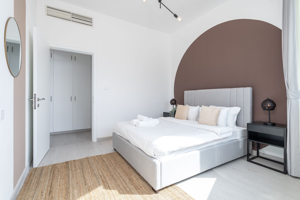 Dubai Marina - Stunning Huge 4 Bedroom Apts Near JBR - Gym - Pool - Parking by Sojo Stay