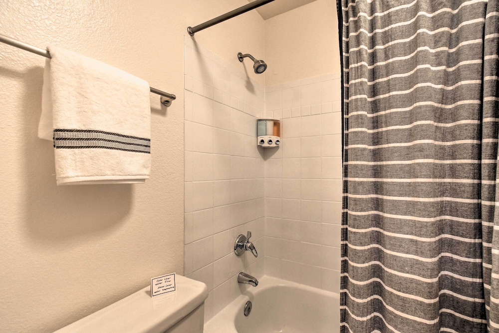 6 Mi to Downtown: Phoenix Condo w/ Pool Access!