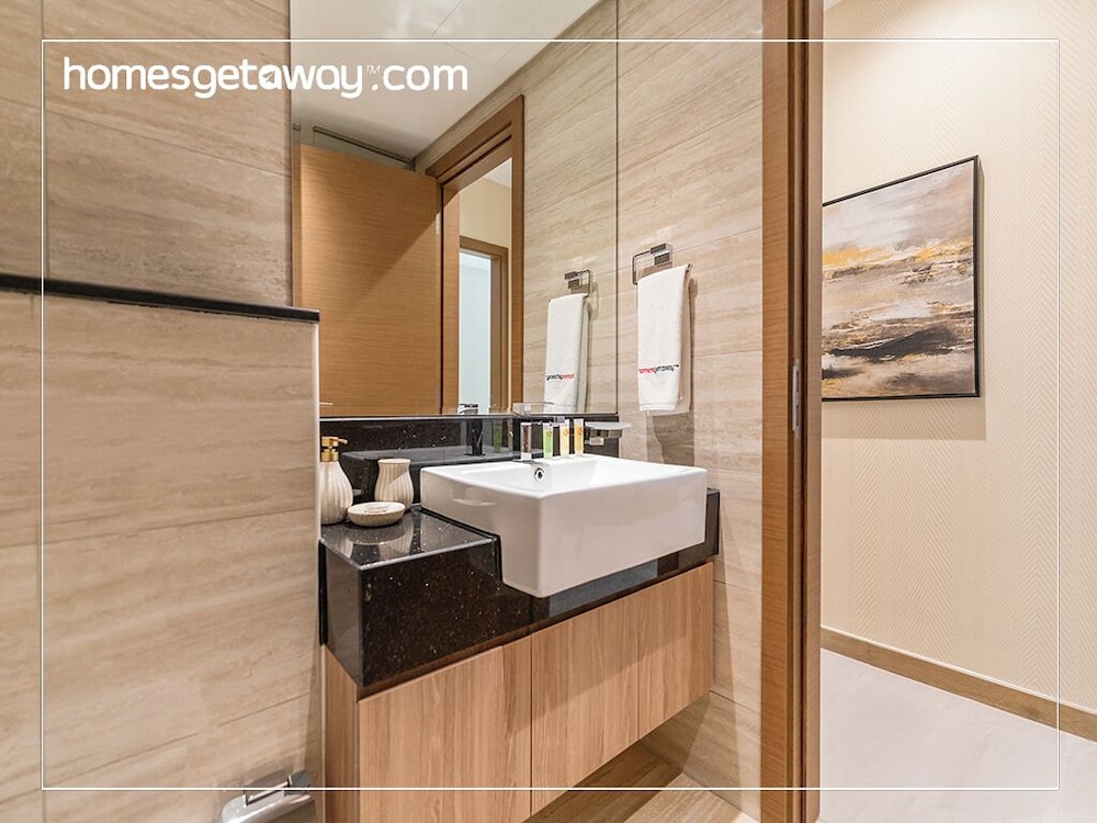 2BR Luxury with Stunning Lake View in Business Bay
